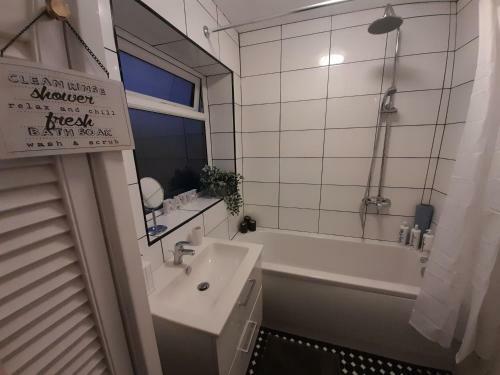 Cosy 4 Bed House 15 Min To Manchester Centre