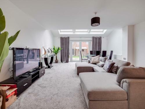 Pass The Keys Spacious And Modern Property With Parking And Garden