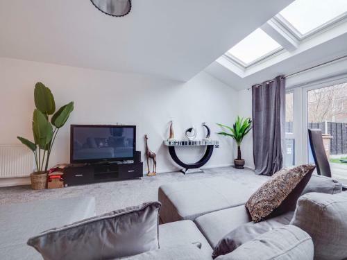Pass The Keys Spacious And Modern Property With Parking And Garden