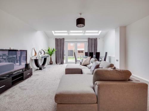 Pass The Keys Spacious And Modern Property With Parking And Garden