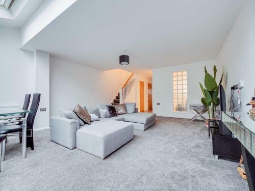 Pass The Keys Spacious And Modern Property With Parking And Garden