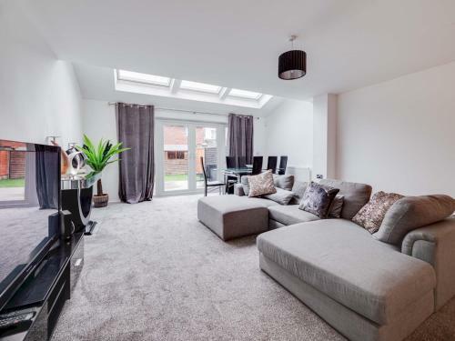Pass The Keys Spacious And Modern Property With Parking And Garden