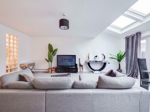 Pass The Keys Spacious And Modern Property With Parking And Garden