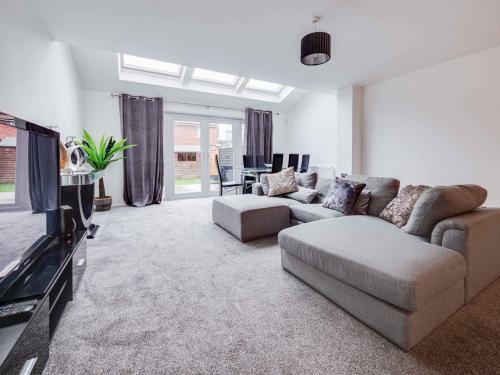 Pass The Keys Spacious And Modern Property With Parking And Garden