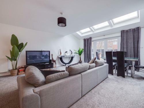 Pass The Keys Spacious And Modern Property With Parking And Garden