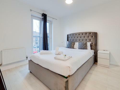 Pass The Keys Spacious And Modern Property With Parking And Garden