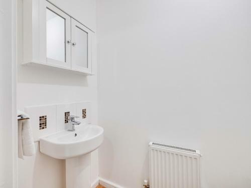 Pass The Keys Spacious And Modern Property With Parking And Garden