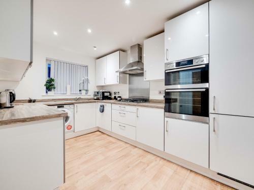 Pass The Keys Spacious And Modern Property With Parking And Garden