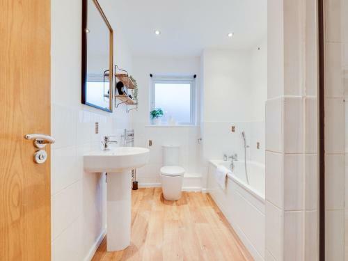 Pass The Keys Spacious And Modern Property With Parking And Garden
