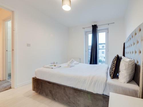 Pass The Keys Spacious And Modern Property With Parking And Garden