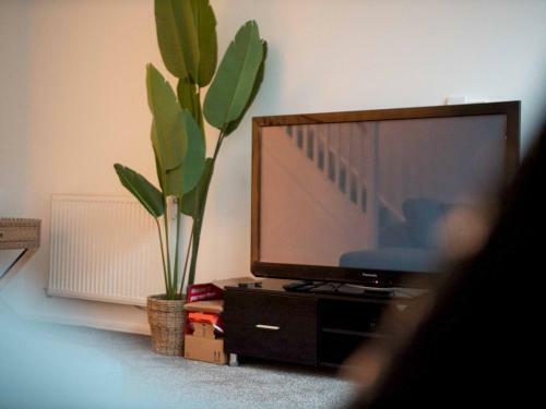 Pass The Keys Spacious And Modern Property With Parking And Garden
