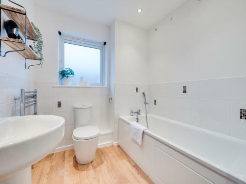 Pass The Keys Spacious And Modern Property With Parking And Garden