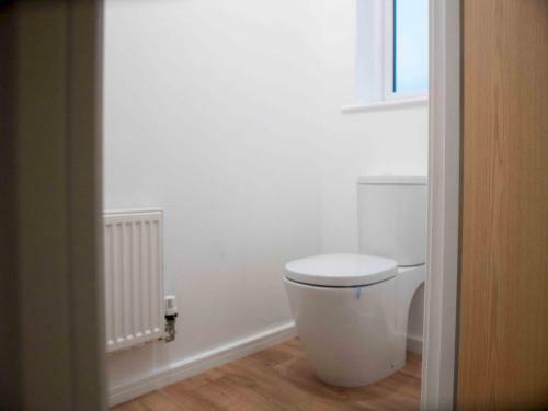 Pass The Keys Spacious And Modern Property With Parking And Garden