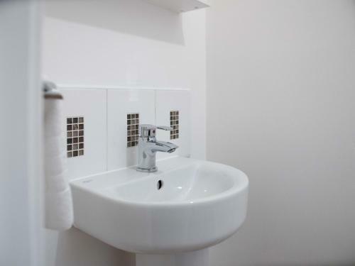 Pass The Keys Spacious And Modern Property With Parking And Garden