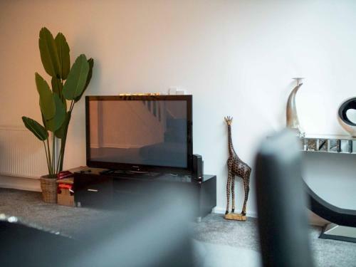 Pass The Keys Spacious And Modern Property With Parking And Garden