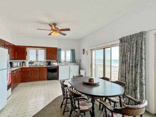 W148 Wonderful Beachfront Property For A Family Vacation