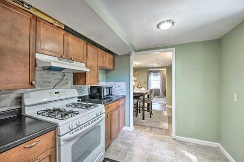 District Heights Apartment With Patio And Seating
