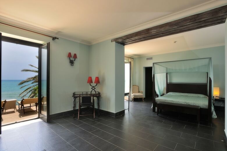 Hotel Falconara Charming House & Resort