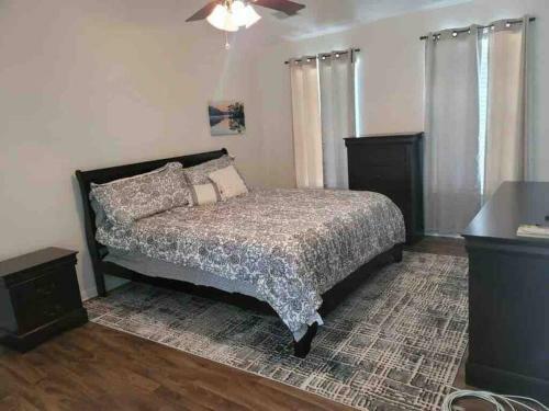 Cheerful 4 Bedroom Home With Fireplace.