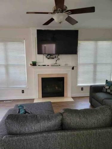 Cheerful 4 Bedroom Home With Fireplace.