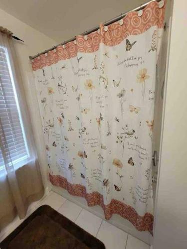 Cheerful 4 Bedroom Home With Fireplace.