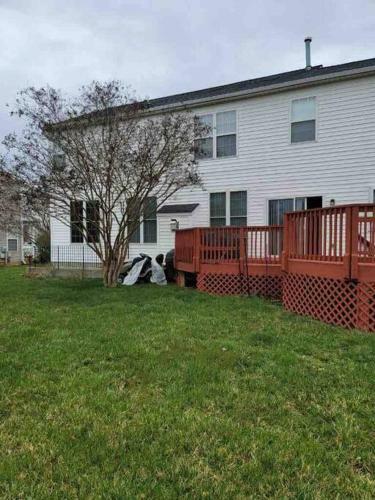 Cheerful 4 Bedroom Home With Fireplace.