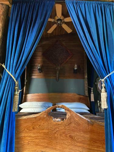 Villa Wow! Jungle Cabin Hottub, 4 Poster Bed, Nr Coast