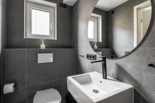 Apartamento Helles Und Modernes Basement-studio Mit Queensize Bett Und Walk-in Dusche Nahe Bei Der Documenta