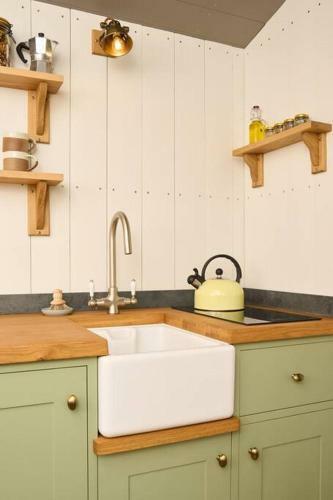 Luxury Shepherd Hut On Small South Hams Farm, Devon