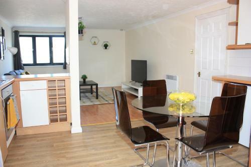 Lovely 1 Bedroom Apartment Free Onsite Parking