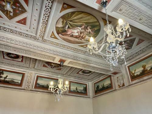 Apartamento Frescoed Ceiling Historic Building