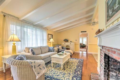 Charming Hyannis Home About 1 Mi To Beach Access!