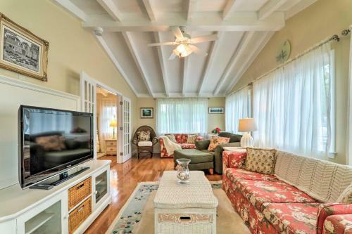 Charming Hyannis Home About 1 Mi To Beach Access!