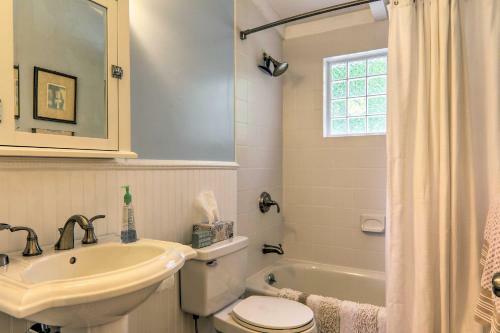 Charming Hyannis Home About 1 Mi To Beach Access!