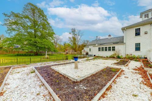 The Yarmouth House & Carriage House