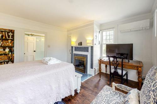 The Yarmouth House & Carriage House