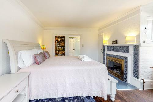 The Yarmouth House & Carriage House