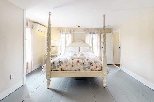 The Yarmouth House & Carriage House