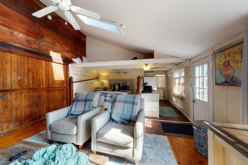 The Yarmouth House & Carriage House