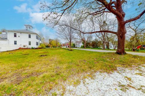 The Yarmouth House & Carriage House