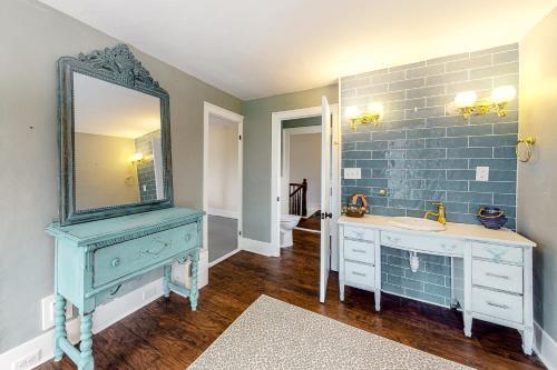 The Yarmouth House & Carriage House
