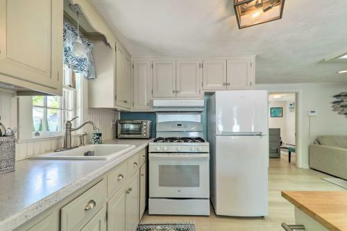 Adorable West Yarmouth Home About 2 Mi To Beach!