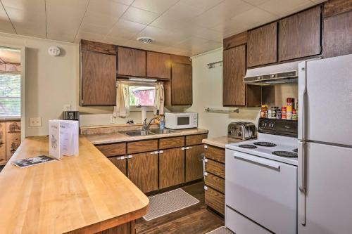 Wolfs River Retreat With Yard And River Access!
