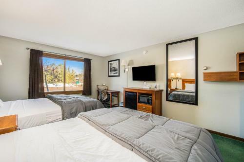 Snow Chasers Lodge - Room 8