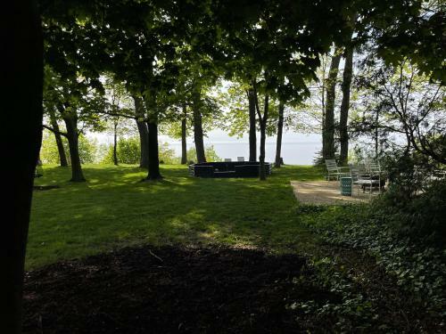 Retro Home On Lake Michigan-- Private Beach Access
