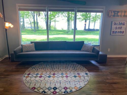 Retro Home On Lake Michigan-- Private Beach Access