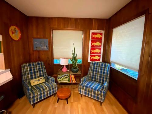 Retro Home On Lake Michigan-- Private Beach Access