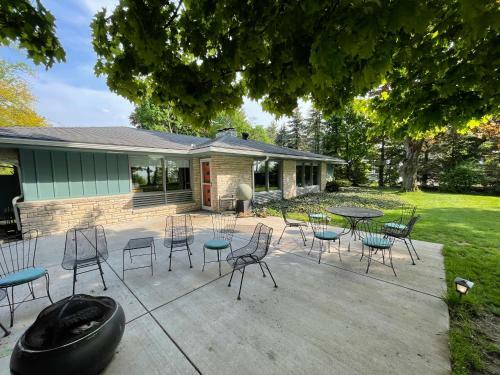 Retro Home On Lake Michigan-- Private Beach Access
