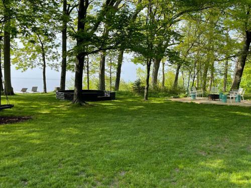 Retro Home On Lake Michigan-- Private Beach Access