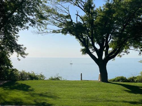 Villa Modern Lakefront Property With Private Beach